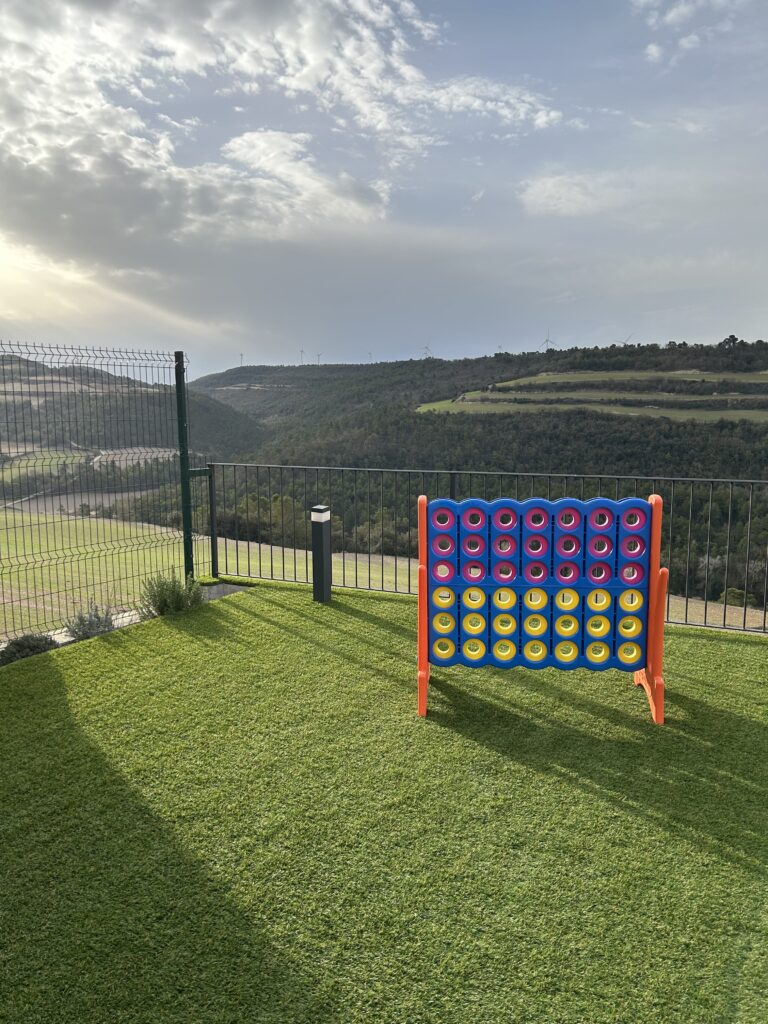 Jardin Cal Bertran con juegos