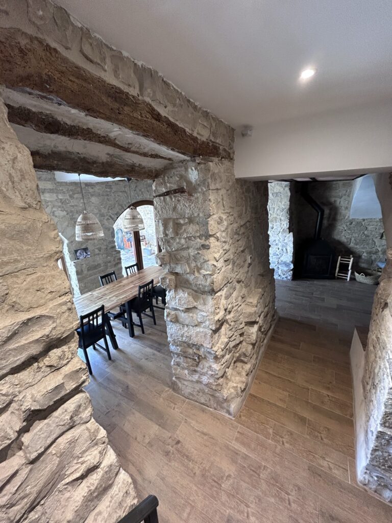 Zona comuna comedor, cocina, sala de estar y jardín Cal Bertran